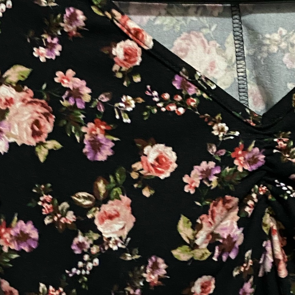 A forever 21 long sleeve shirt sz:M black with flowers